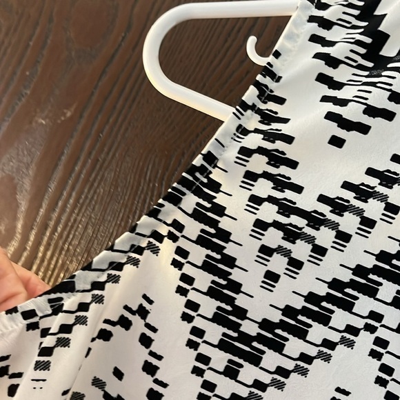 Collective Concepts sleeveless white and black patterned top. Size XSP - Picture 6 of 9